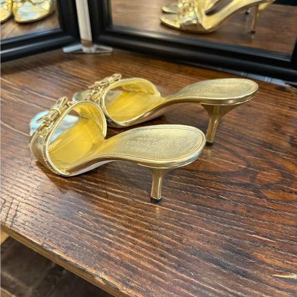 Gucci Gold Heels with Elegant Metallic Design - Picture 2 of 4